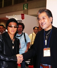 IOFT 2006にて、亀田興毅選手が来場！／亀田氏と握手するデザイナー堀